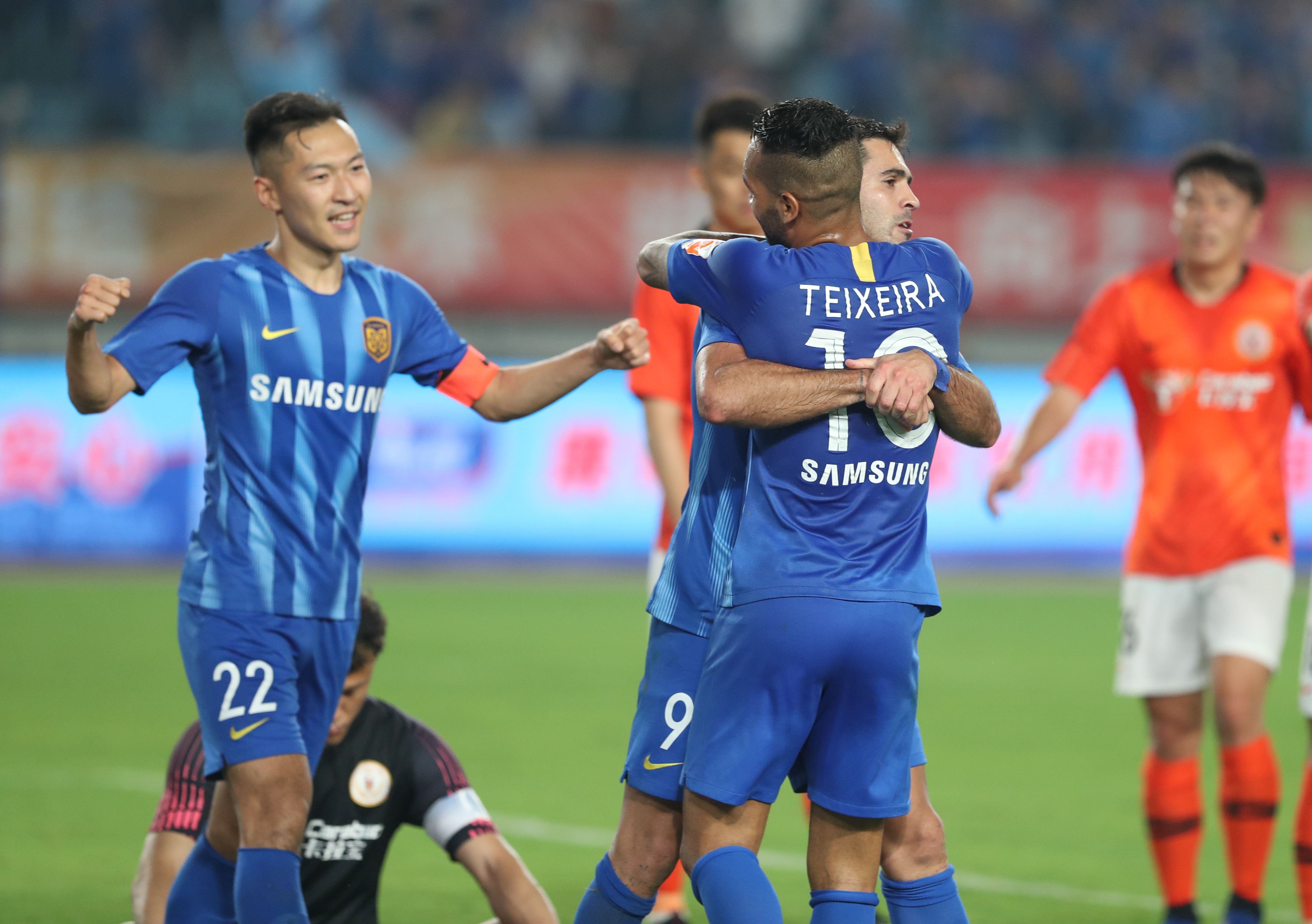 戴伟浚发文疑似告别申花，中国年轻球员的出路究竟在何方？（戴伟浚社媒发声疑与申花告别，中国年轻球员的未来路在何处？）